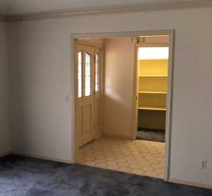 Closet before – entry room view